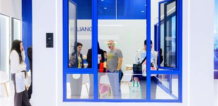 断桥铝推拉窗体验革命：WINDOOR门窗展会实测防摆降噪技术与智能联动新场景