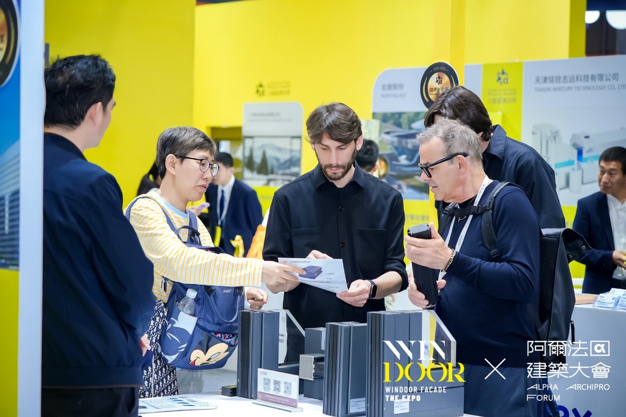 WINDOOR门窗展会北极星奖获奖产品建筑立面双向流幕墙通风器获奖展示海外买家交流现场