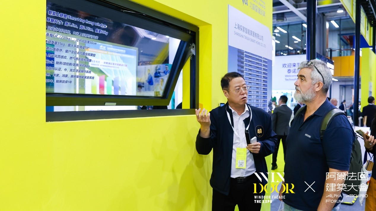 WINDOOR门窗展会北极星奖获奖产品智能门窗五金配件上悬开窗系统获奖展示海外买家交流现场
