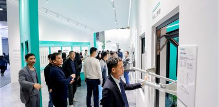 WINDOOR门窗展会工艺对决：注胶角码 VS 隐形排水，断桥铝门窗厂的细节决胜时代