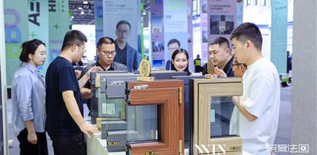 塑钢门窗厂：解析门窗行业智能化与绿色发展新方向