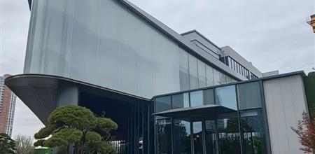 有色玻璃亮相阿尔法建筑论坛即成顶流，金昌达玻璃成幕墙单位焦点