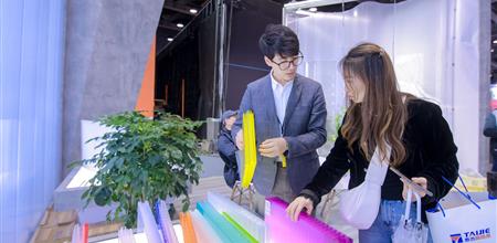PC阳光板怎么选？WINDOOR门窗展会商家：看厚度、抗冲击性，工程采购别选错