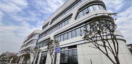 重庆恒亚创新建筑外立面材料强化纳米烤瓷金属材料引领行业潮流，荣获阿尔法建筑论坛年度北极星奖
