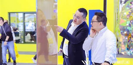pc聚碳酸酯材质优势：抗冲击、耐老化，WINDOOR门窗展会对比传统玻璃与板材