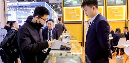 上悬窗电动开窗器怎么选？WINDOOR门窗展会商家：看承重、操作顺滑度