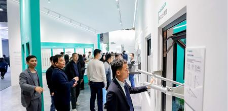 推拉窗手动开窗器有哪些新设计？WINDOOR门窗展会看厂家如何优化 “省力结构”
